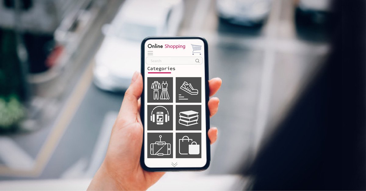 Seseorang sedang membuka laman e-Commerce lewat smartphone